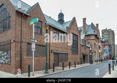 1322 Chancellor Street (links) und 1321 Locust Street haben markante South Juniper Street façades. In dem ehemaligen Gebäude befanden sich die Architekten Mellor und Meigs' Firm. Stockfoto