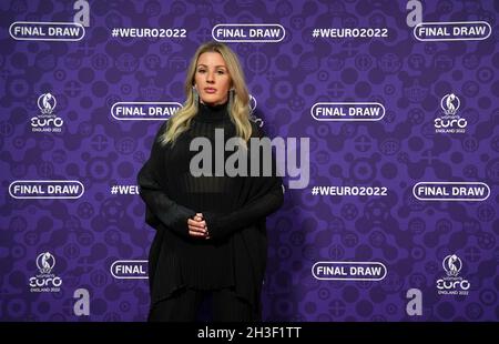 Die englische Singer-Songwriterin Ellie Goulding während der Ziehung der UEFA Women's Euro 2022 im O2 Victoria Warehouse, Manchester. Bilddatum: Donnerstag, 28. Oktober 2021. Stockfoto