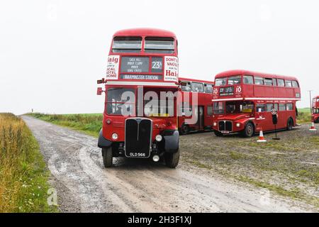 Imberbus 2021. Eine jährliche Veranstaltung, bei der überwiegend klassische Londoner Transportbusse den Transport zum Dorf Imber, das sich auf dem MOD-Land befindet, anbieten Stockfoto