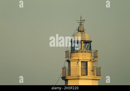 Nahaufnahme des Leuchtturms im Naturpark Cabo de Gata. Spanien Stockfoto