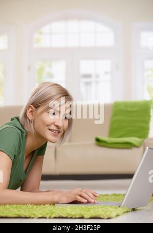 Frau, die zu Hause im Internet surft Stockfoto