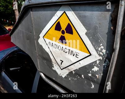 Aufkleber für den Strahlungstransport Klasse 7 auf dem alten Aufkleber angebracht Aufkleber am Aluminiumbehälter des Transportwagens Stockfoto