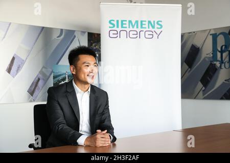 Berlin, Deutschland. Oktober 2021. Zhao Zuozhi, der Global Chief Strategy Officer und Leiter des Asia Pacific New Energy Business von Siemens Energy, stellt in einem Interview mit Xinhua am 21. Oktober 2021 in Berlin, Deutschland, vor. Zum Thema „Interview: China hat seine Verpflichtungen zur Öffnung von Siemens Energy fest erfüllt“ Kredit: Shan Yuqi/Xinhua/Alamy Live News Stockfoto