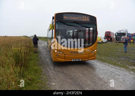 Imberbus 2021. Eine jährliche Veranstaltung, bei der überwiegend klassische Londoner Transportbusse den Transport zum Dorf Imber, das sich auf dem MOD-Land befindet, anbieten Stockfoto