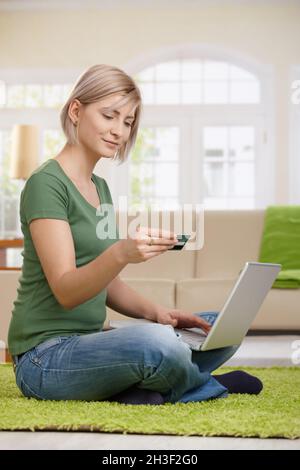 Frau, die im Internet einkaufen Stockfoto