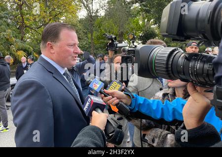 New York, NY, USA. Oktober 2021. Andrew Ansbro, Präsident der uniformierten Feuerwehrvereinigung, spricht am 28. Oktober 2021 vor Reportern des NY Firefighter Protestes gegen das Impfmandat im Gracie Mansion in New Yoyk City. Kredit: Rainmaker Fotos/Media Punch/Alamy Live Nachrichten Stockfoto