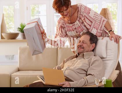 Seniorenpaar feiert Geburtstag. Stockfoto