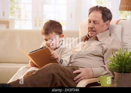 Großvater mit seinem Enkel Stockfoto