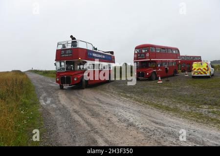 Imberbus 2021. Eine jährliche Veranstaltung, bei der überwiegend klassische Londoner Transportbusse den Transport zum Dorf Imber, das sich auf dem MOD-Land befindet, anbieten Stockfoto