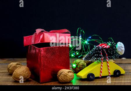 Weihnachtsdekoration auf Tisch mit schwarzem Hintergrund Stockfoto
