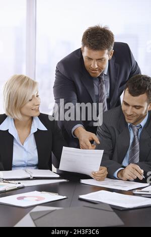 Geschäftsleute, die Dokumente prüfen Stockfoto