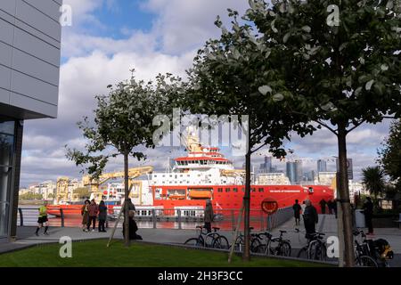 Londoners bewundern das neue Polarforschungsschiff der British Antarctic Survey, die RRS Sir David Attenborough, die auf der Themse am Prime Meridian, Greenwich, vor Anker liegt, während ihres kurzen Aufenthalts, der der Öffentlichkeit während der COP26-Klimakonferenz in Glasgow am 28. Oktober 2021 in London, England, gezeigt wird. Der £200m Attenborough ist ein Eisbrecher der Polar Klasse 4 mit modernster Forschungsausrüstung, einem Hubschrauberlandeplatz, Kränen, Laboren an Bord und anderen Geräten zur Meeresuntersuchung und Probenahme. Stockfoto