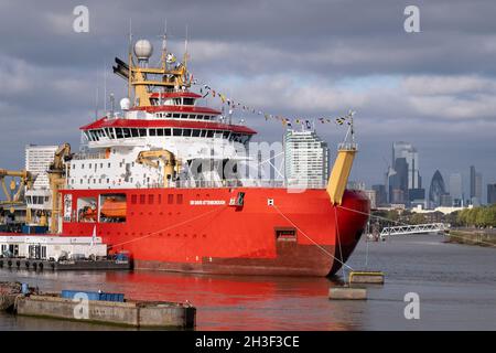 Londoners bewundern das neue Polarforschungsschiff der British Antarctic Survey, die RRS Sir David Attenborough, die auf der Themse am Prime Meridian, Greenwich, vor Anker liegt, während ihres kurzen Aufenthalts, der der Öffentlichkeit während der COP26-Klimakonferenz in Glasgow am 28. Oktober 2021 in London, England, gezeigt wird. Der £200m Attenborough ist ein Eisbrecher der Polar Klasse 4 mit modernster Forschungsausrüstung, einem Hubschrauberlandeplatz, Kränen, Laboren an Bord und anderen Geräten zur Meeresuntersuchung und Probenahme. Stockfoto