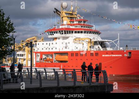 Londoners kommen, um das neue Polarforschungsschiff der British Antarctic Survey, das RRS Sir David Attenborough, zu bewundern, das auf der Themse am Prime Meridian, Greenwich, vor Anker liegt, während seines kurzen Aufenthalts, der der Öffentlichkeit während der COP26-Klimakonferenz in Glasgow am 28. Oktober 2021 gezeigt wurde, In London, England. Der £200m Attenborough ist ein Eisbrecher der Polar Klasse 4 mit modernster Forschungsausrüstung, einem Hubschrauberlandeplatz, Kränen, Laboren an Bord und anderen Geräten zur Meeresuntersuchung und Probenahme. Stockfoto