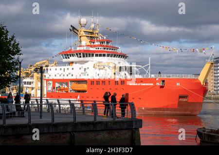 Londoners kommen, um das neue Polarforschungsschiff der British Antarctic Survey, das RRS Sir David Attenborough, zu bewundern, das auf der Themse am Prime Meridian, Greenwich, vor Anker liegt, während seines kurzen Aufenthalts, der der Öffentlichkeit während der COP26-Klimakonferenz in Glasgow am 28. Oktober 2021 gezeigt wurde, In London, England. Der £200m Attenborough ist ein Eisbrecher der Polar Klasse 4 mit modernster Forschungsausrüstung, einem Hubschrauberlandeplatz, Kränen, Laboren an Bord und anderen Geräten zur Meeresuntersuchung und Probenahme. Stockfoto