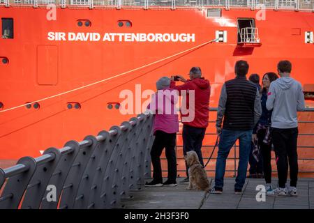 Londoners kommen, um das neue Polarforschungsschiff der British Antarctic Survey, das RRS Sir David Attenborough, zu bewundern, das auf der Themse am Prime Meridian, Greenwich, vor Anker liegt, während seines kurzen Aufenthalts, der der Öffentlichkeit während der COP26-Klimakonferenz in Glasgow am 28. Oktober 2021 gezeigt wurde, In London, England. Der £200m Attenborough ist ein Eisbrecher der Polar Klasse 4 mit modernster Forschungsausrüstung, einem Hubschrauberlandeplatz, Kränen, Laboren an Bord und anderen Geräten zur Meeresuntersuchung und Probenahme. Stockfoto