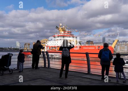 Londoners kommen, um das neue Polarforschungsschiff der British Antarctic Survey, das RRS Sir David Attenborough, zu bewundern, das auf der Themse am Prime Meridian, Greenwich, vor Anker liegt, während seines kurzen Aufenthalts, der der Öffentlichkeit während der COP26-Klimakonferenz in Glasgow am 28. Oktober 2021 gezeigt wurde, In London, England. Der £200m Attenborough ist ein Eisbrecher der Polar Klasse 4 mit modernster Forschungsausrüstung, einem Hubschrauberlandeplatz, Kränen, Laboren an Bord und anderen Geräten zur Meeresuntersuchung und Probenahme. Stockfoto