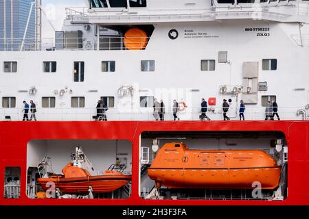 Die eingeladenen Besucher machen eine Tour durch das neue Polarforschungsschiff der British Antarctic Survey, das RRS Sir David Attenborough, das auf der Themse am Prime Meridian, Greenwich, vor Anker liegt, während seines kurzen Aufenthalts, der der Öffentlichkeit während der COP26-Klimakonferenz in Glasgow gezeigt wird, Am 28. Oktober 2021 in London, England. Der £200m Attenborough ist ein Eisbrecher der Polar Klasse 4 mit modernster Forschungsausrüstung, einem Hubschrauberlandeplatz, Kränen, Laboren an Bord und anderen Geräten zur Meeresuntersuchung und Probenahme. Stockfoto