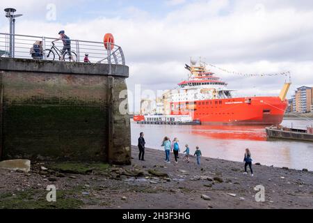 Die Londoner stehen am Ufer der Themse und bewundern das neue Polarforschungsschiff der British Antarctic Survey, das RRS Sir David Attenborough, das auf der Themse am Prime Meridian, Greenwich, vor Anker liegt, während seines kurzen Aufenthalts, der der Öffentlichkeit gezeigt wird, während der COP26-Klimakonferenz in Glasgow, Am 28. Oktober 2021 in London, England. Der £200m Attenborough ist ein Eisbrecher der Polar Klasse 4 mit modernster Forschungsausrüstung, einem Hubschrauberlandeplatz, Kränen, Laboren an Bord und anderen Geräten zur Meeresuntersuchung und Probenahme. Stockfoto