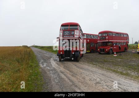 Imberbus 2021. Eine jährliche Veranstaltung, bei der überwiegend klassische Londoner Transportbusse den Transport zum Dorf Imber, das sich auf dem MOD-Land befindet, anbieten Stockfoto