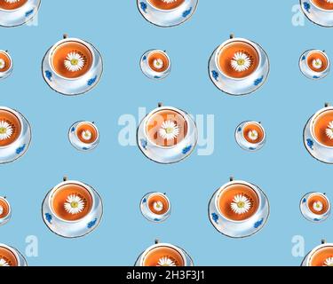 Wiederholte Tasse Tee auf pastellblauem Hintergrund Stockfoto