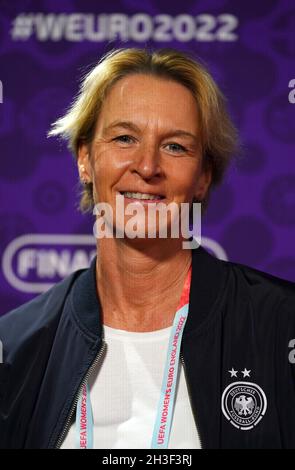 Deutschlands Chefcoach Martina Voss-Tecklenburg während der UEFA Women's Euro 2022-Ziehung im O2 Victoria Warehouse, Manchester. Bilddatum: Donnerstag, 28. Oktober 2021. Stockfoto