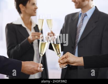 Geschäftsleute, die mit Champagner anstoßen Stockfoto