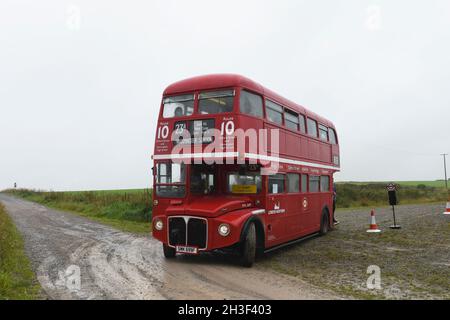 Imberbus 2021. Eine jährliche Veranstaltung, bei der überwiegend klassische Londoner Transportbusse den Transport zum Dorf Imber, das sich auf dem MOD-Land befindet, anbieten Stockfoto