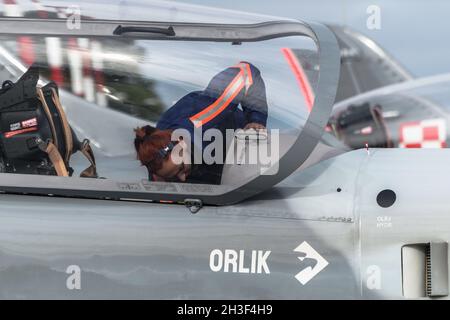 Radom, Polen - 26. Juni 2014: Tag der offenen Tür des Orlik Aerobatic Teams - Wartung des PZL-130 Stockfoto