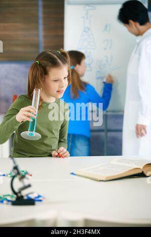 Schüler und Lehrer in der Wissenschaft Klasse Stockfoto