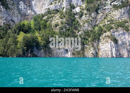 Die Oberfläche des felsigen Berges mit mehrschichtigen geologischen Gesteinsschichten Hier handelt es sich um ein Detail der Schweizer Alpen. Das Wasser des Vierwaldstättersees ist al Stockfoto