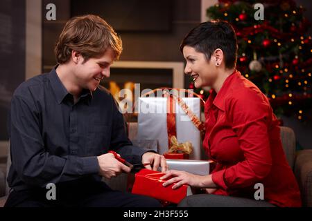 Glückliches Paar bereitet sich auf weihnachten vor Stockfoto