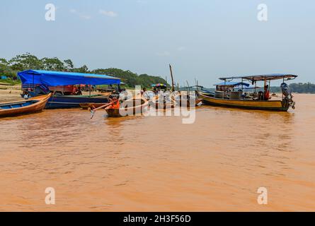 Schweres, geriffeltes Flusswasser aus Goldbergbaubetrieben entlang des Rio Madre de Dios im peruanischen Amazonas. Madre de Dios, Peru. Stockfoto