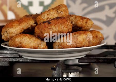 Die Fleischschnitzel sind bereits gebraten und stehen auf dem Teller. Stockfoto