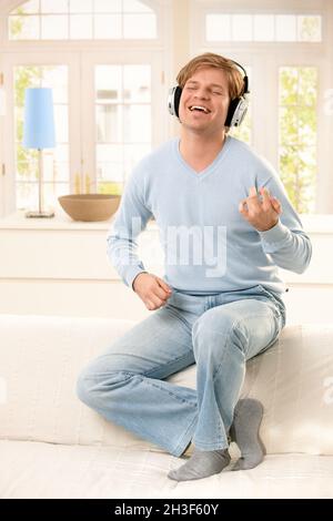 Junger Mann Musik genießen Stockfoto