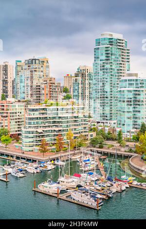 Ferienwohnungen und Yachthafen in der Innenstadt von Vancouver, British Columbia, Kanada. Stockfoto