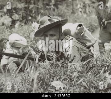 Ein Vintage-Foto um 1941, das Soldaten der 9. Gurkha-Gewehre der Britischen Indischen Armee im Dschungel während der japanischen Invasion von Malaya und dem Fall von Singapur zeigt Stockfoto