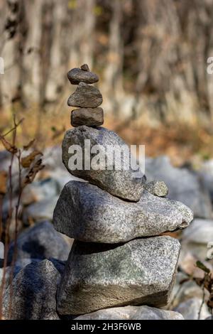 Felsstapel balanciert im Wald aus großen und kleinen Steinen Stockfoto