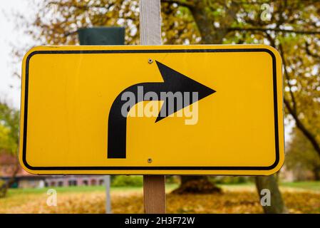 CESIS, LETTLAND. Oktober 2017. Selektiver Fokus auf Foto. Das Straßenschild zeigt die Richtung nach rechts an. Stockfoto