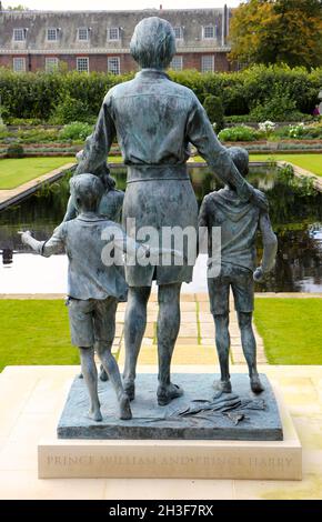 Statue von Diana Princess of Wales im Sunken Garden Kensington Palace London England Großbritannien wurde 2021 eröffnet Stockfoto