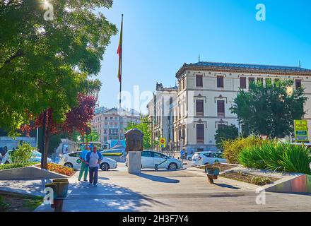 GRANADA, SPANIEN - 27. SEPTEMBER 2019: Das Denkmal für Gonzalo Fernandez de Cordoba und das Padre Suarez Institut (Schule), am Platz der Verfassung, Stockfoto