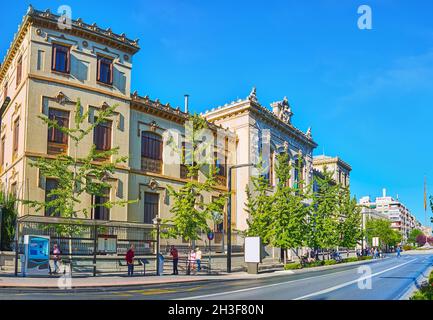 GRANADA, SPANIEN - 27. SEPTEMBER 2019: Panorama des historischen Gebäudes des Padre Suarez Instituts (Schule) von der Gran Via de Colon Straße, am 27. September in Gran Stockfoto