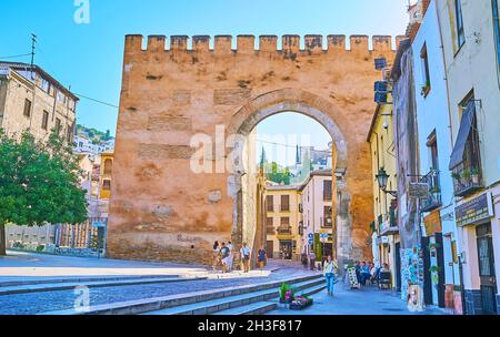 GRANADA, SPANIEN - 27. SEPTEMBER 2019: Traditionell für arabische Architektur Hufeisenbogen der mittelalterlichen Puerta de Elvira (Elvira-Tor), am 27. September in Grana Stockfoto