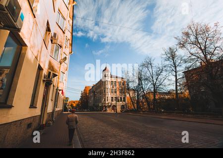 Die Lenin Avenue ist die Hauptstraße von Wyborg. Es fährt vom Marktplatz zur Battery Street. Die Allee wurde 1861 gelegt. Stockfoto