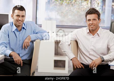 Glückliche Geschäftsleute im Büro Stockfoto