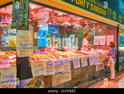 GRANADA, SPANIEN - 27. SEPTEMBER 2019: Die Theke des Markts mit frischen Meeresfrüchten und Preisen, Mercado San Agustin Markt, am 27. September in Granada Stockfoto