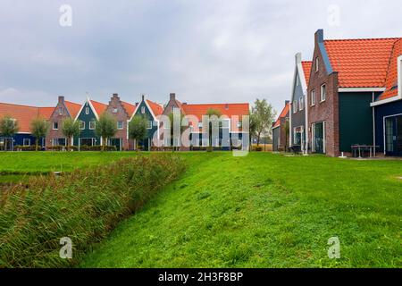 Volendam ist eine Stadt in Nordholland in den Niederlanden. Farbige Häuser des Marineparks in Volendam. Nordholland, Niederlande. Stockfoto