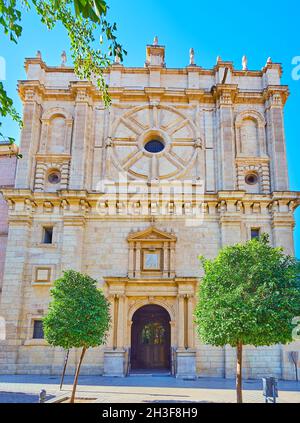 Die beeindruckende Steinfassade des Heiligtums unserer Lieben Frau von der ewigen Hilfe, in der San Jeronimo Straße, Granada, Spanien Stockfoto