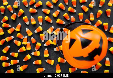 Halloween Hintergrund. Bonbon Mais Bonbons, Kürbiskorb. Traditionelle Süßspeisen. Speicherplatz kopieren. Stockfoto