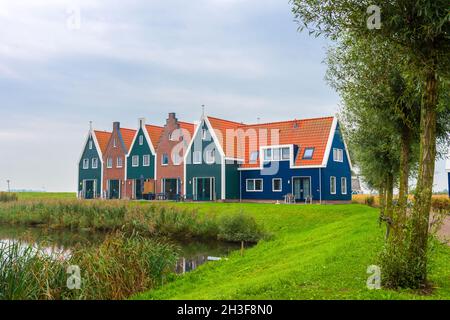 Volendam ist eine Stadt in Nordholland in den Niederlanden. Farbige Häuser des Marineparks in Volendam. Nordholland, Niederlande. Stockfoto